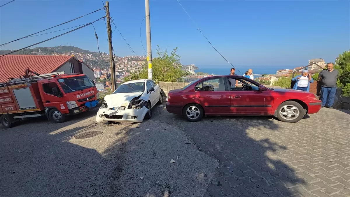 Zonguldak'ta Freni Arızalanan Otomobil 2 Araca Çarptı: 4 Yaralı