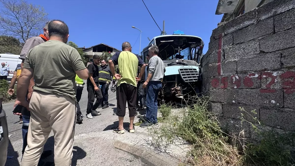 Zonguldak'ta Freni Arızalanan Minibüs Duvara Çarptı: 14 Yaralı
