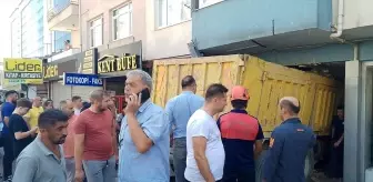 Freni Boşalan Kamyon, Park Halindeki Araçlara Çarptı ve İş Yerine Girdi