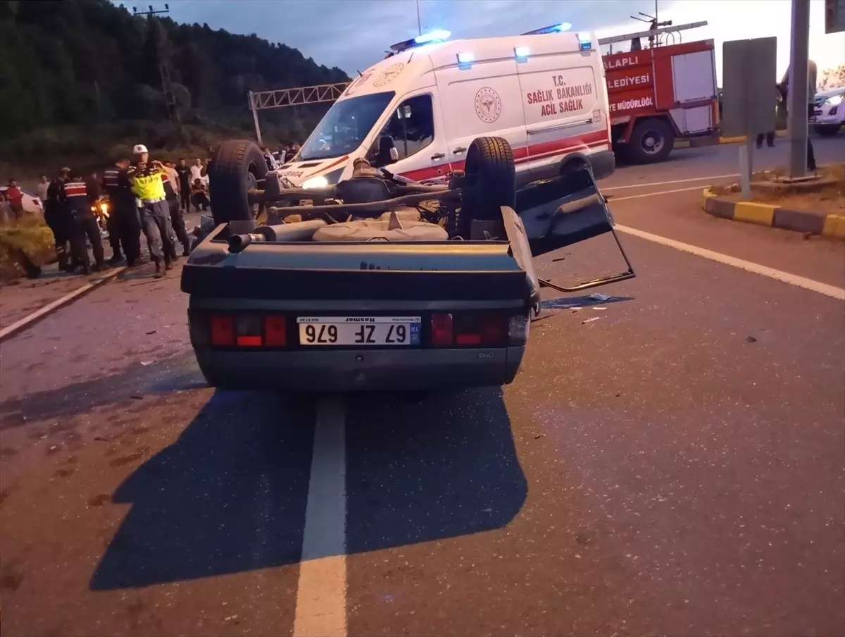 Zonguldak'ta Jandarma Araçlarına Çarpan Sürücü Hastaneye Kaldırıldı