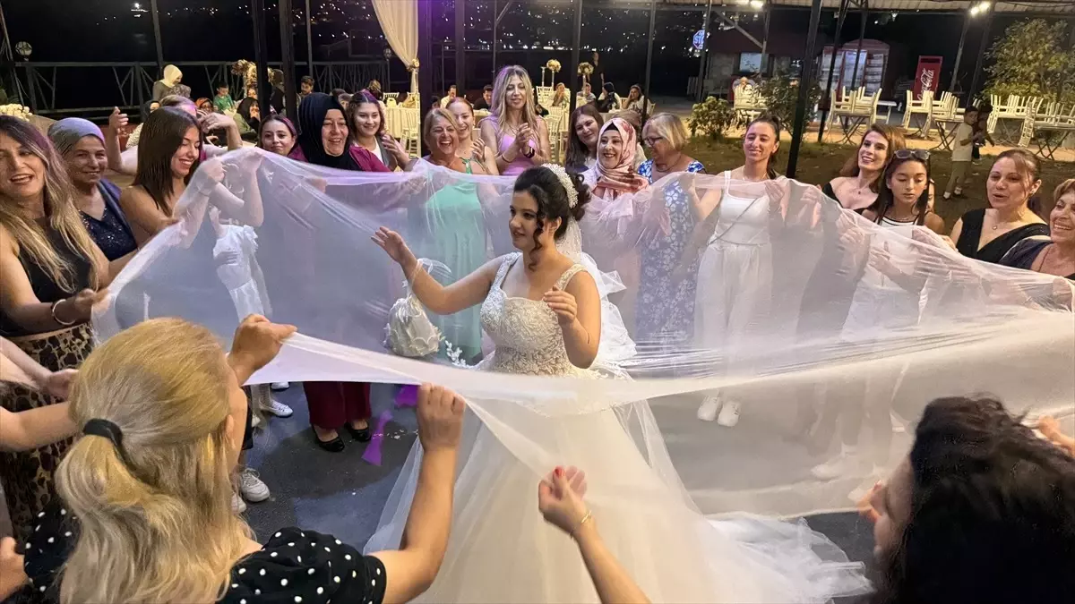 Zonguldak'ta Özel Gereksinimli Cemre'nin Gelinlik Hayali Gerçekleşti