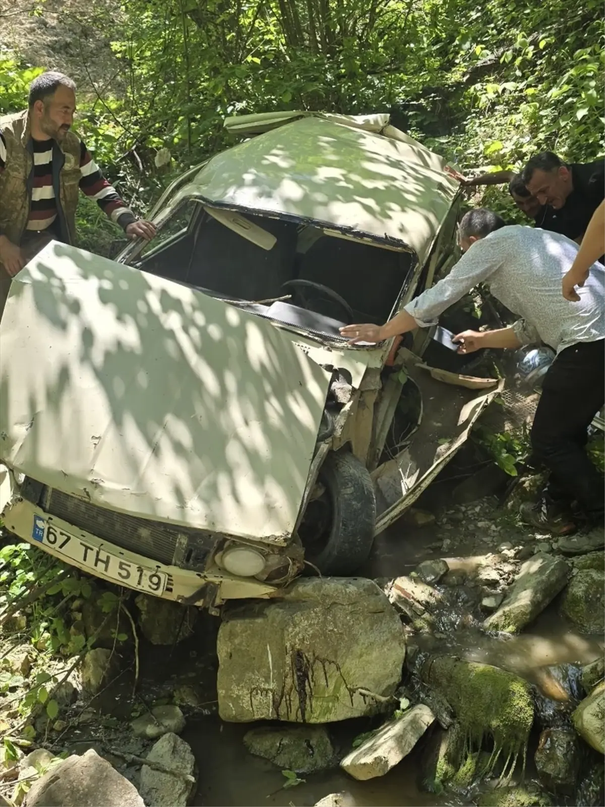 Zonguldak'ta Şarampole Devrilen Otomobilde 3 Yaralı