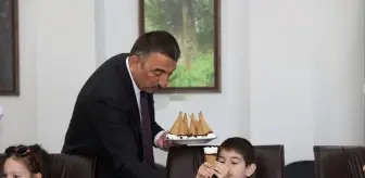 Zonguldak Valisi, Anaokulu Öğrencilerine Dondurma İkram Etti