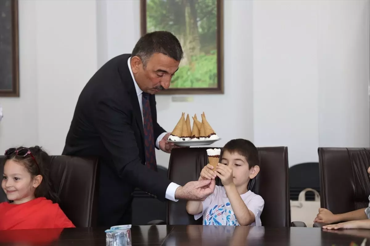 Zonguldak Valisi, Anaokulu Öğrencilerine Dondurma İkram Etti