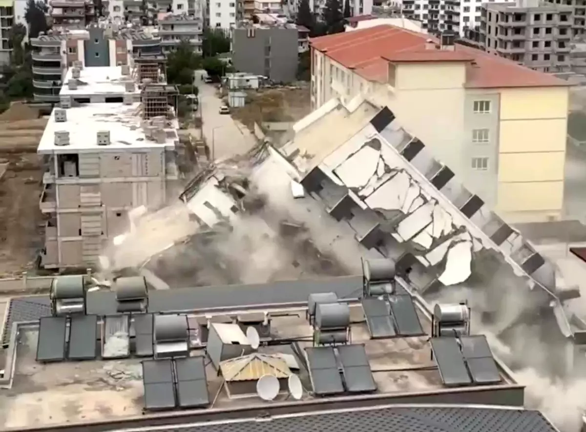 İskenderun'da 7 Katlı Bina Yıkıldı: Anlar Kamerada