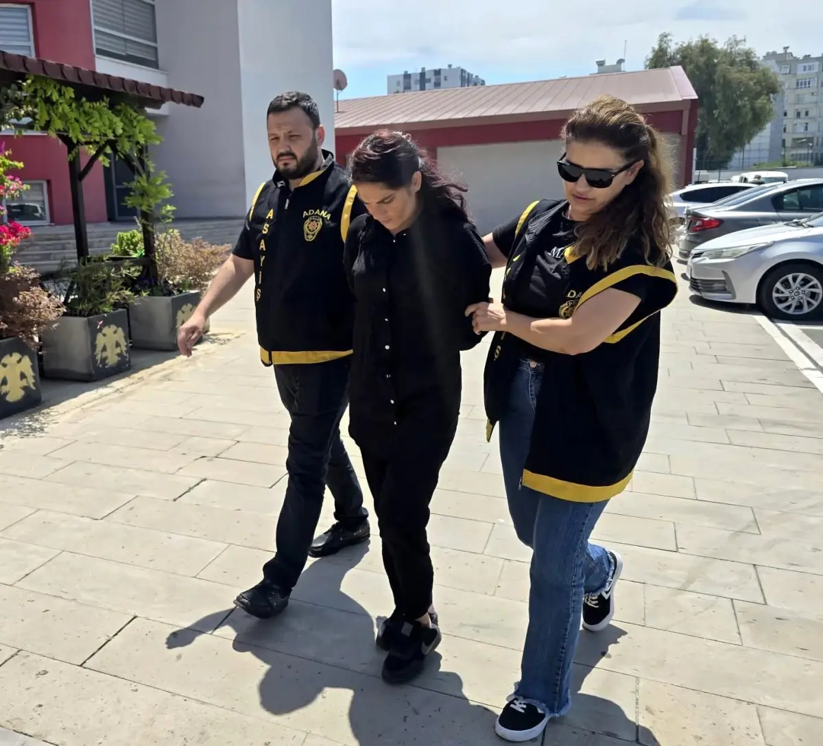 Adana'da 1,5 Milyon Lira Değerinde Altın Çalan İki Kadın Yakalandı