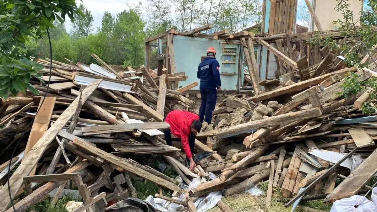 Bolu'da Yıkım Çalışması Sırasında İşçi Göçük Altında Kaldı