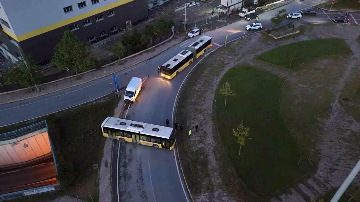 İstanbul'da Freni Boşalan İETT Otobüsü Kaza Yaptı