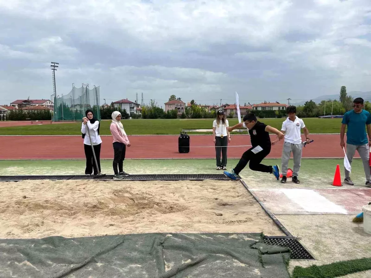 Bolu'da Minik Sporcuların Atletizm Şenliği Renklere Sahne Oldu