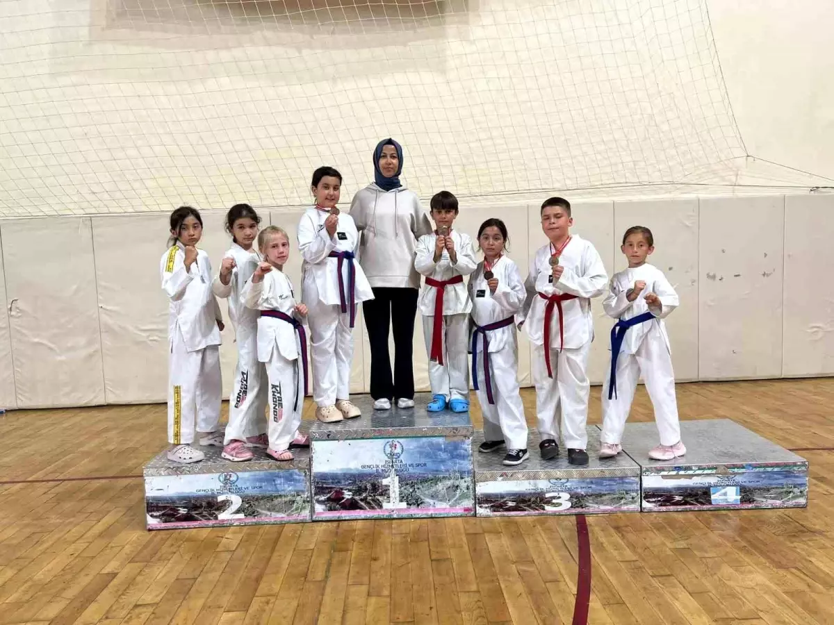Eğirdirli Minik Taekwondo Sporcuları Şampiyonada Madalyalara Doydu