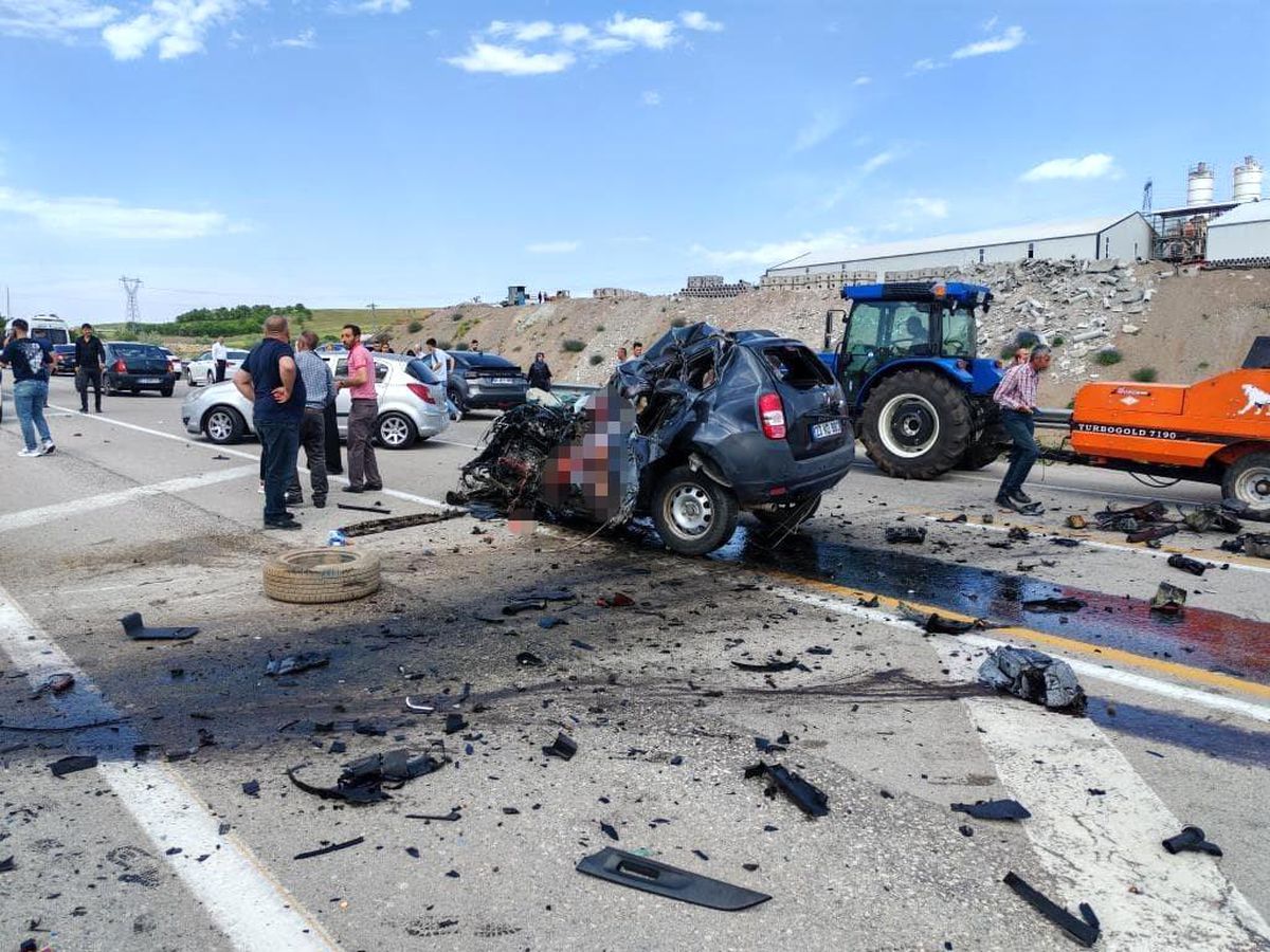 Elazığ'da Tır ile Otomobil Çarpıştı: 1 Ölü, 2 Ağır Yaralı