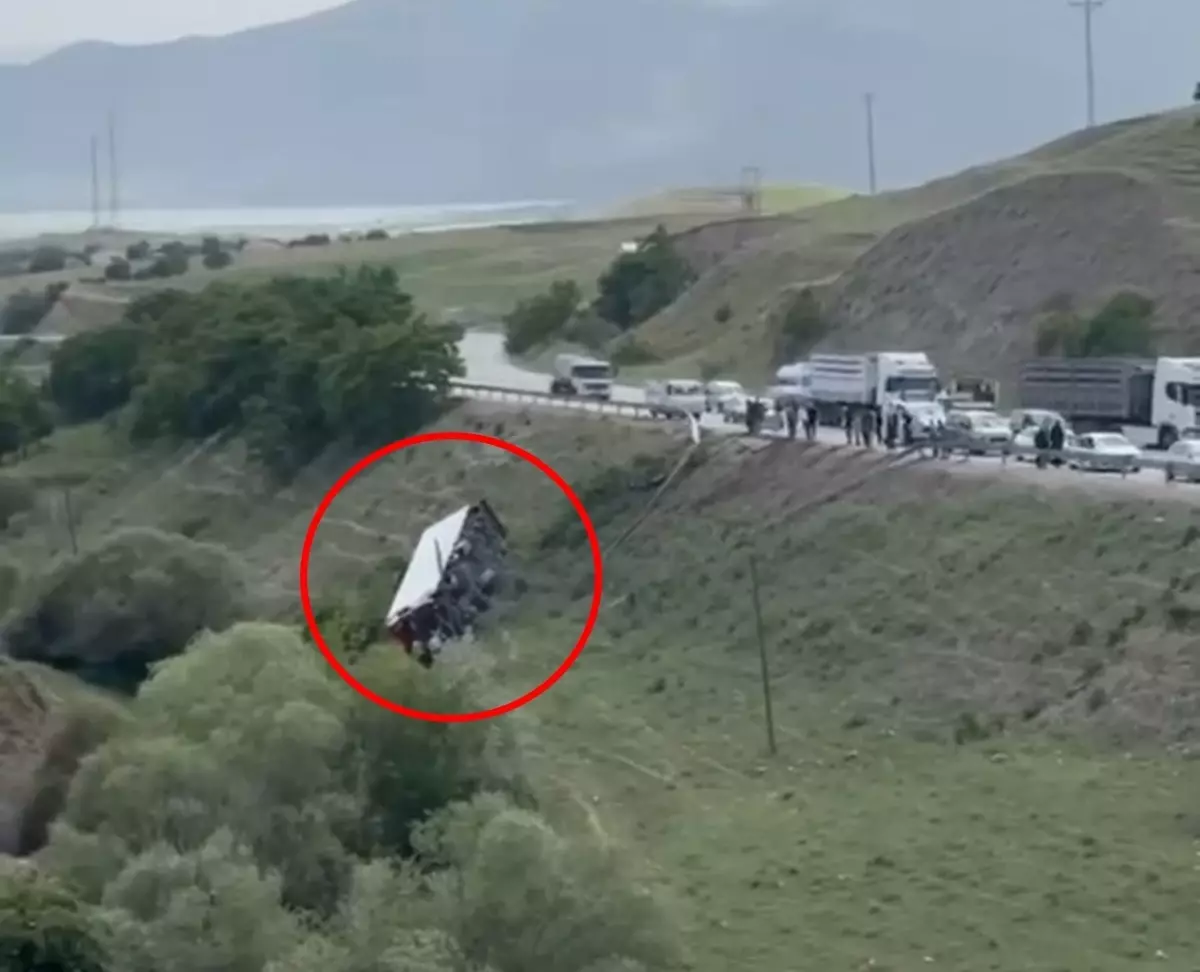 Bingöl Karayolunda TIR ve Otomobil Çarpıştı: 1 Ölü, 2 Yaralı