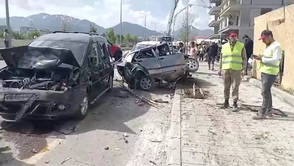 Erzurum'da Freni Boşalan Beton Mikseri Kazaya Neden Oldu