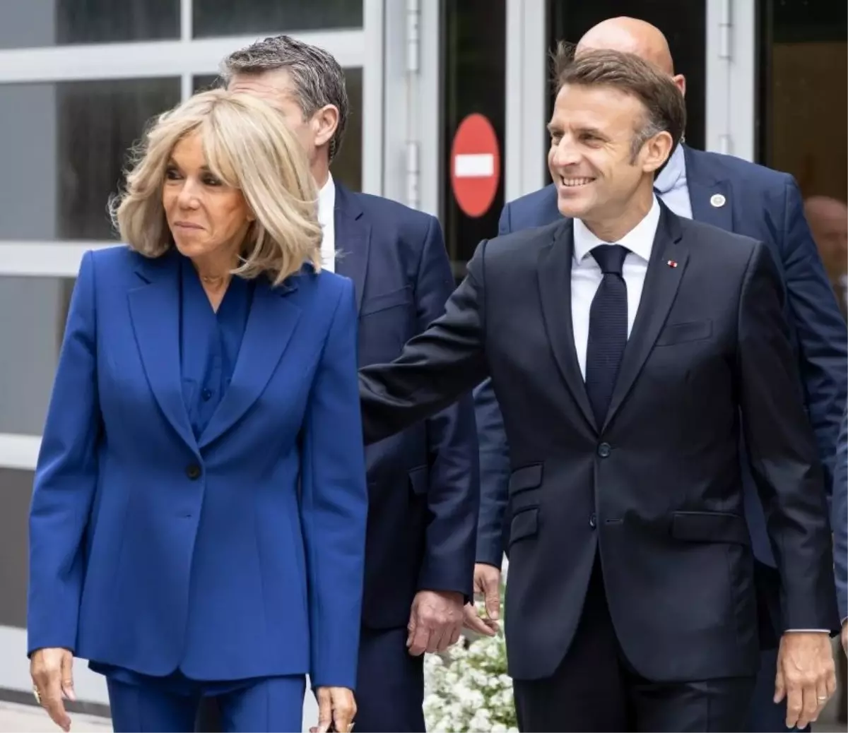 Macron, Vietnam Ziyaretinde Eşinin Yanında Şakalaştı