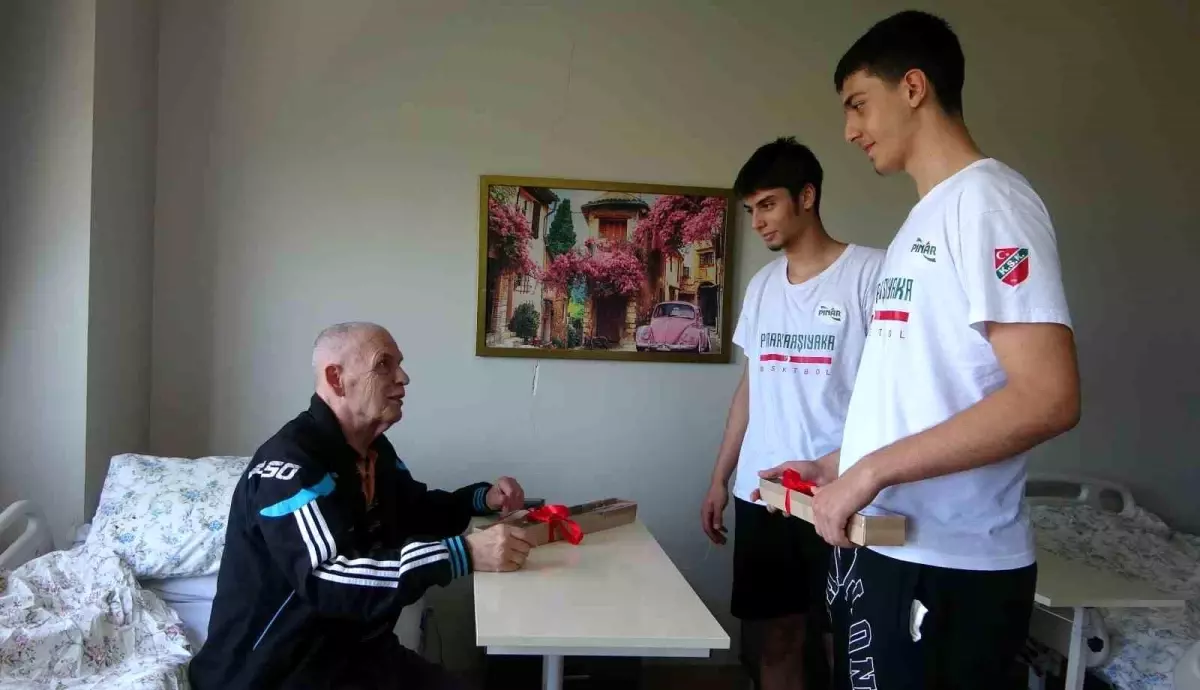 Genç Basketbolcular, Yaşlı Bakım Merkezini Ziyaret Etti