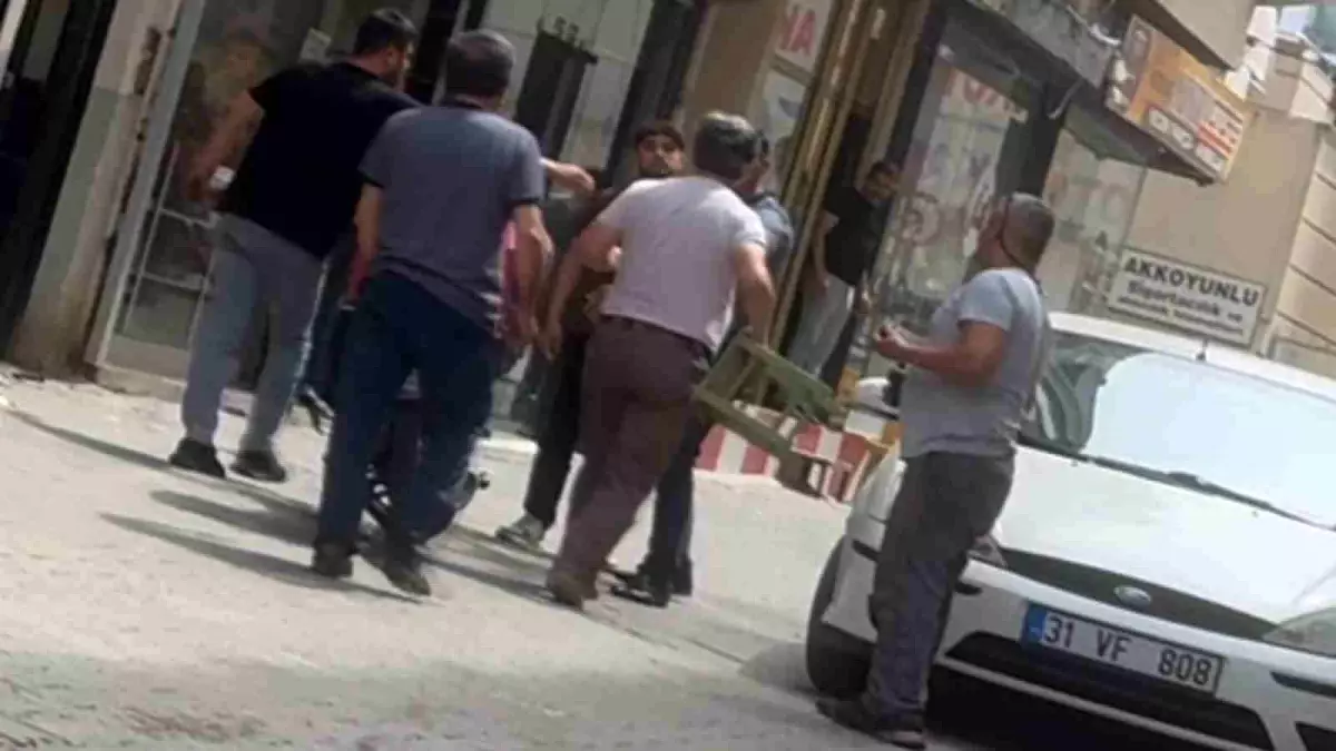 Hatay'da Motosikletli Kurye ile Esnaf Arasında Tartışma Çıktı