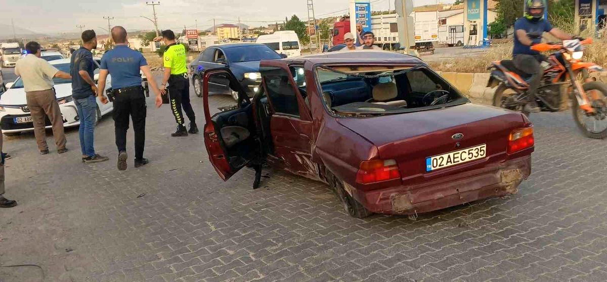 Adıyaman'da Otomobil Çarpışması, 1 Yaralı