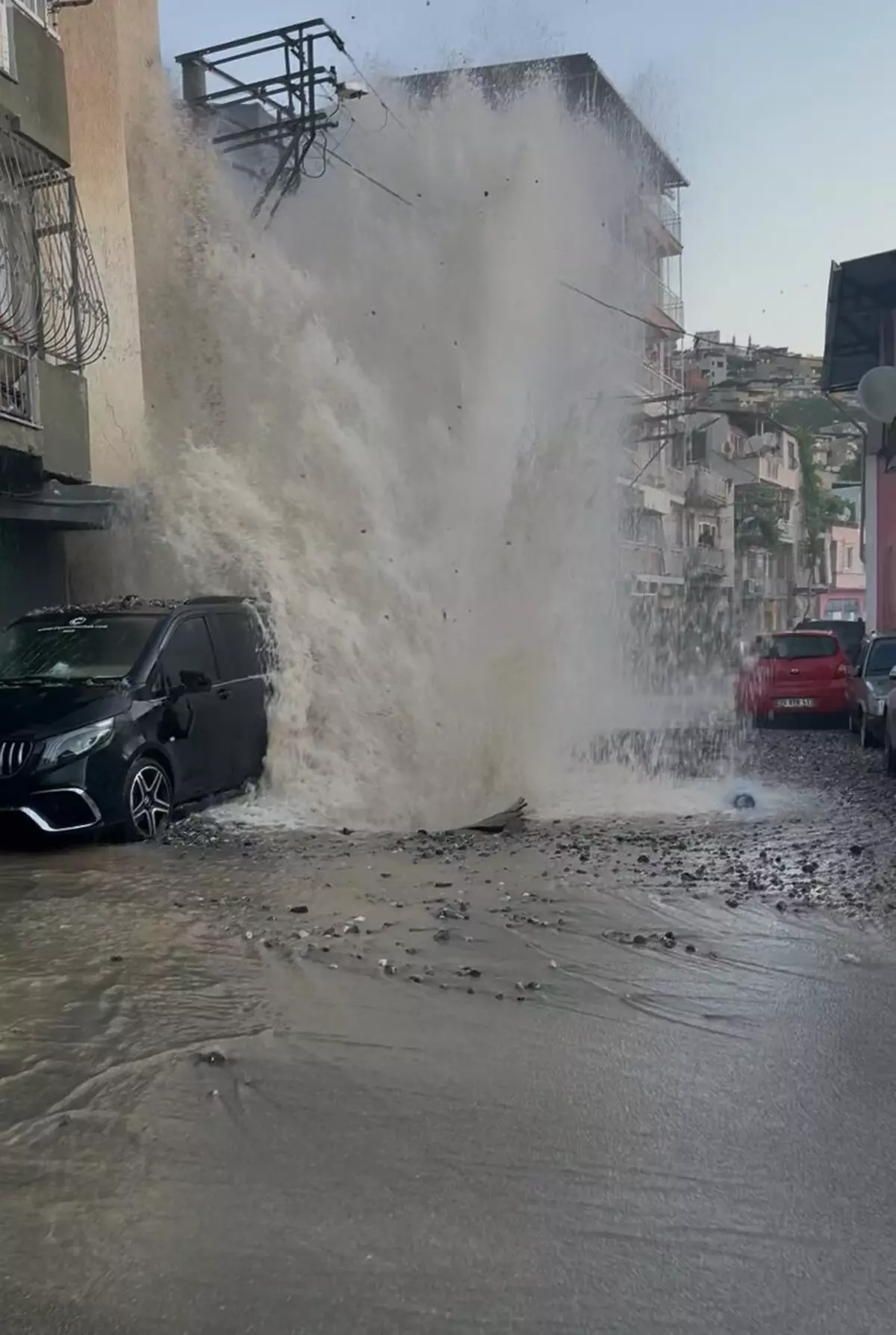 İzmir'de İçme Suyu Hattında Patlama: 4 Araç Hasar Gördü