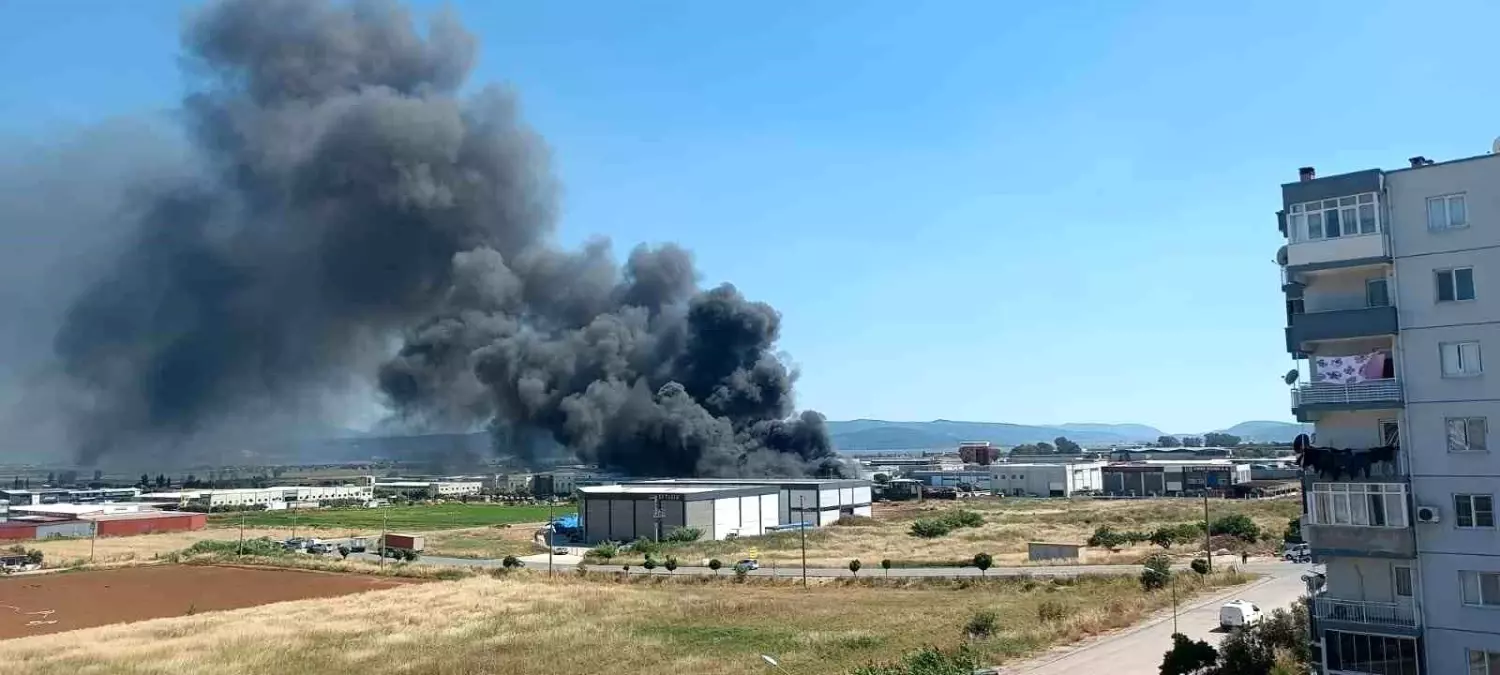 İzmir Torbalı'da Plastik Sandalye Fabrikasında Yangın