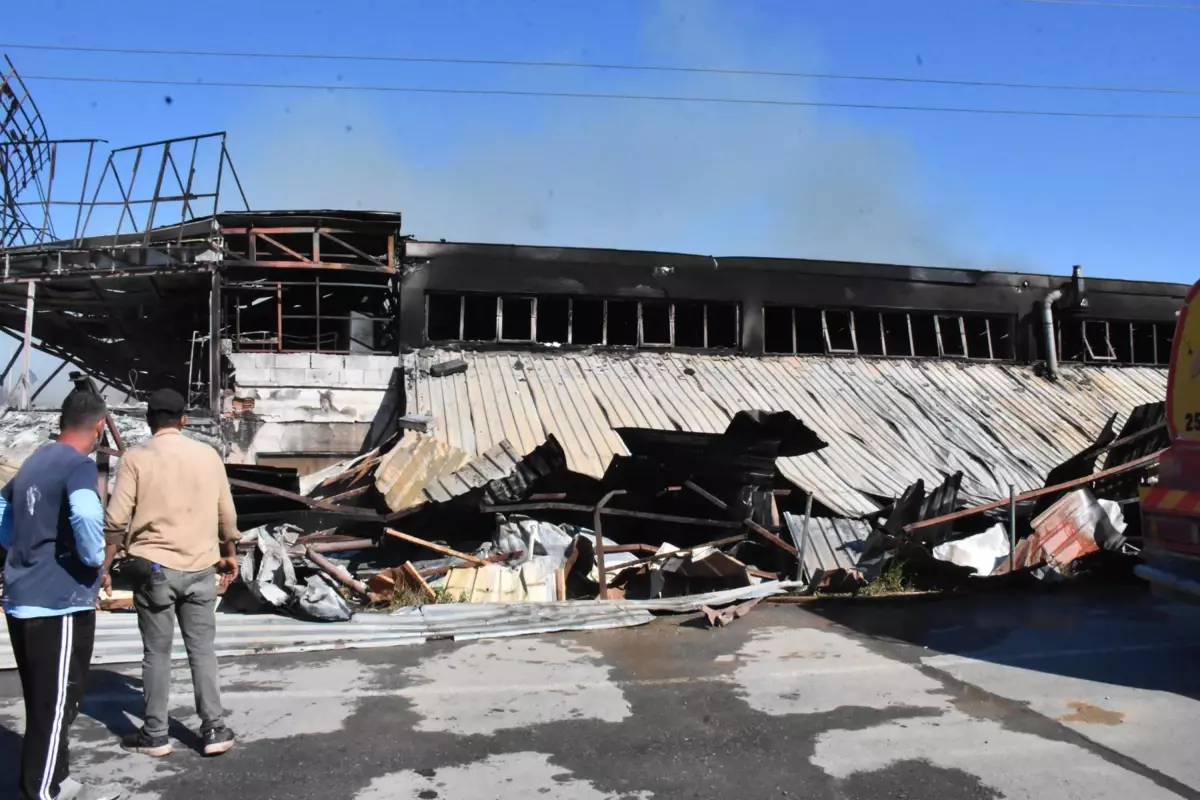 İzmir'de Sandalye Fabrikasında Yangın Çıktı