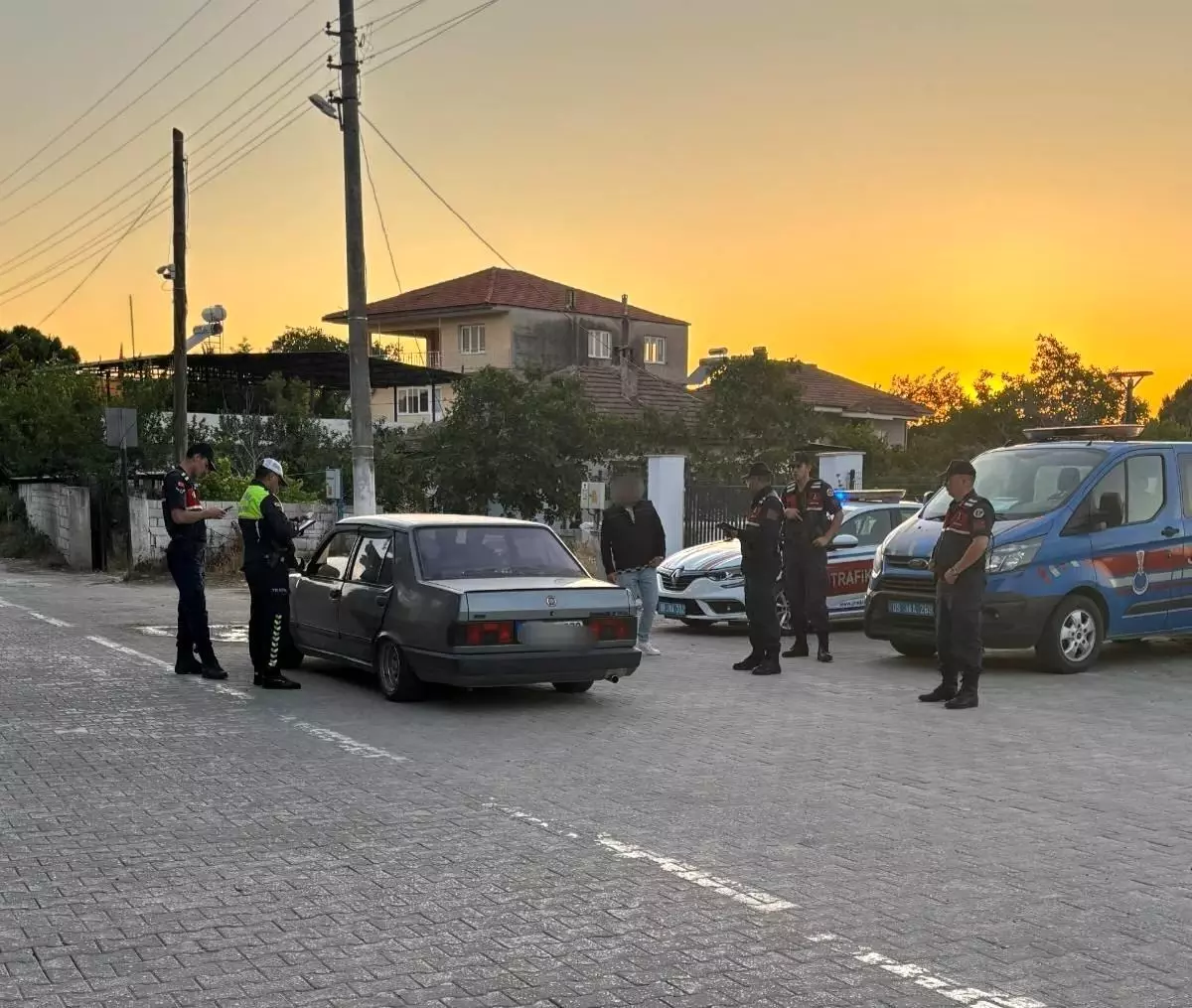 Söke'de Jandarma'dan Sıcak Nokta Uygulaması: 201 Kişi Sorgulandı