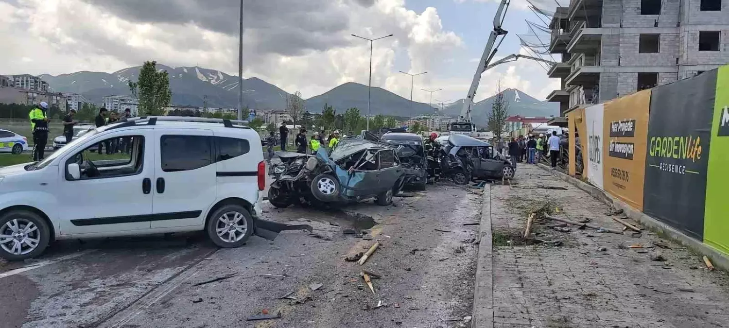 Erzurum'da Kontrolden Çıkan Mikser, 8 Aracı Hurdaya Çevirdi