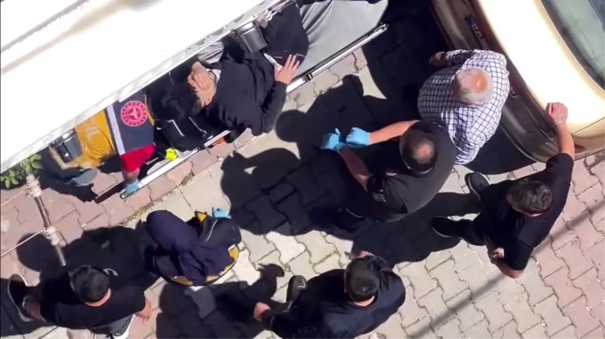 Küçükçekmece'de Silahlı Saldırı: 19 Yaşındaki Genç Yaralandı