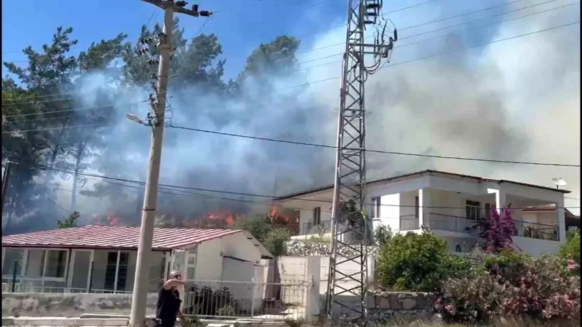 Marmaris'te Yerleşim Yerlerine Yakın Orman Yangını Çıktı