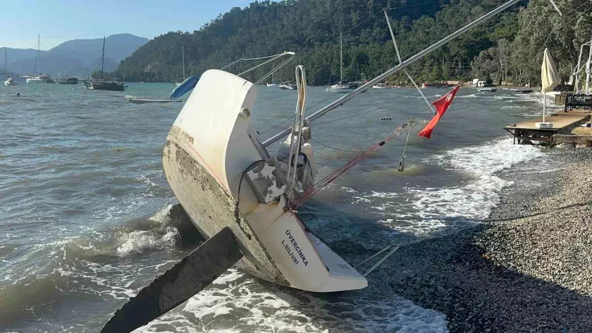 Marmaris'te Şiddetli Fırtına Tekneyi Karaya Sürükledi