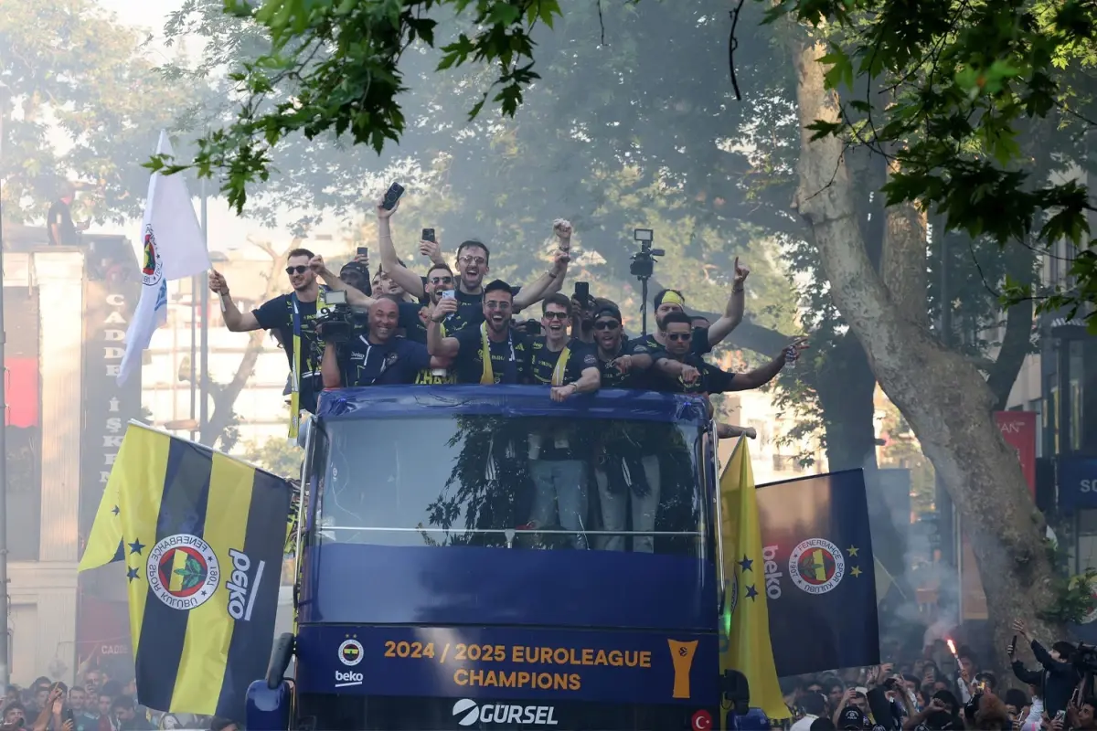 Melih Mahmutoğlu'ndan üstü açık otobüste Galatasaray'a gönderme