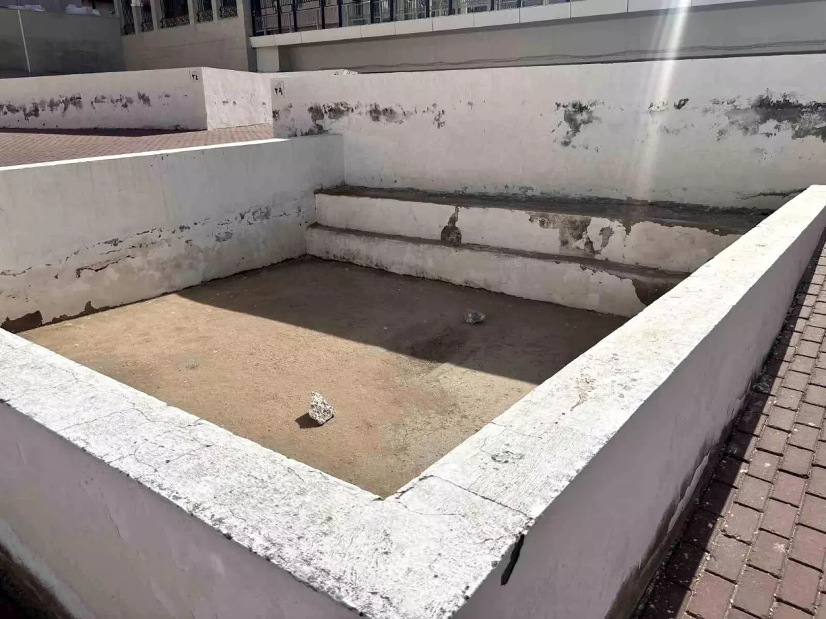 Hacı Adayları Cennetü'l Mualla Kabristanı'nı Ziyaret Ediyor