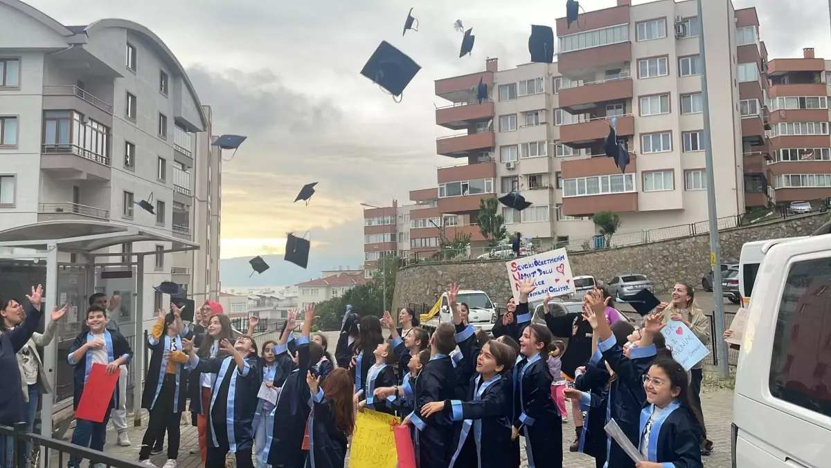 Öğrencilerden Kanser Tedavisi Gören Öğretmenlerine Duygusal Sürpriz
