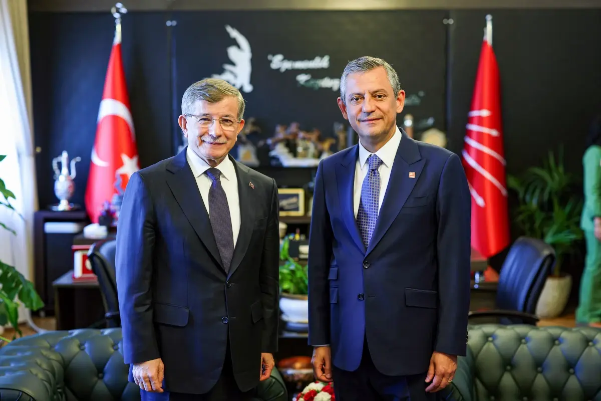 Özgür Özel ve Ahmet Davutoğlu Meclis'te Buluştu