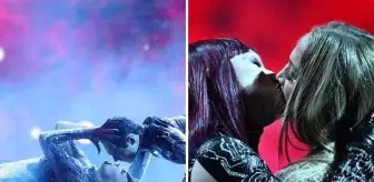 Sahnede dansçılar ile öpüşen Jennifer Lopez büyük tepki çekti