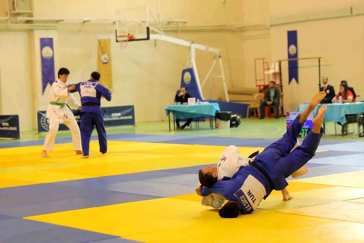 SUBÜ Öğrencisi Abdussalam Auyelbek, Judo Şampiyonalarında Üç Madalya Kazandı
