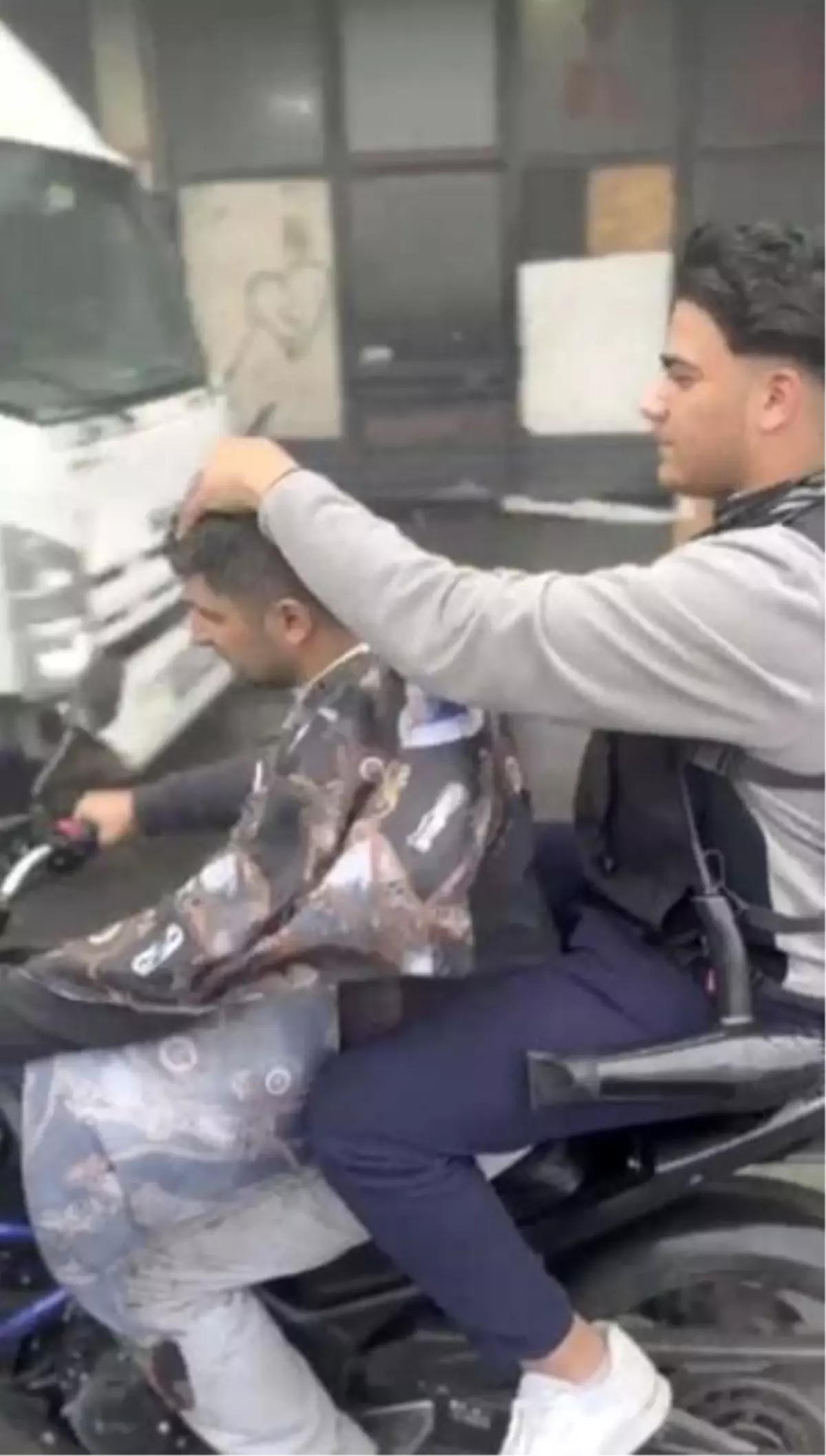 Sultangazi'de Motosiklet Üzerinde Tehlikeli Tıraş