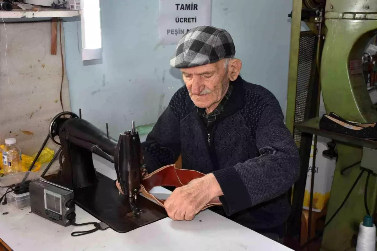 69 Yıldır Ayakkabı Tamirciliği Yapan Usta, Mesleğin Yok Olmasına Dikkat Çekiyor