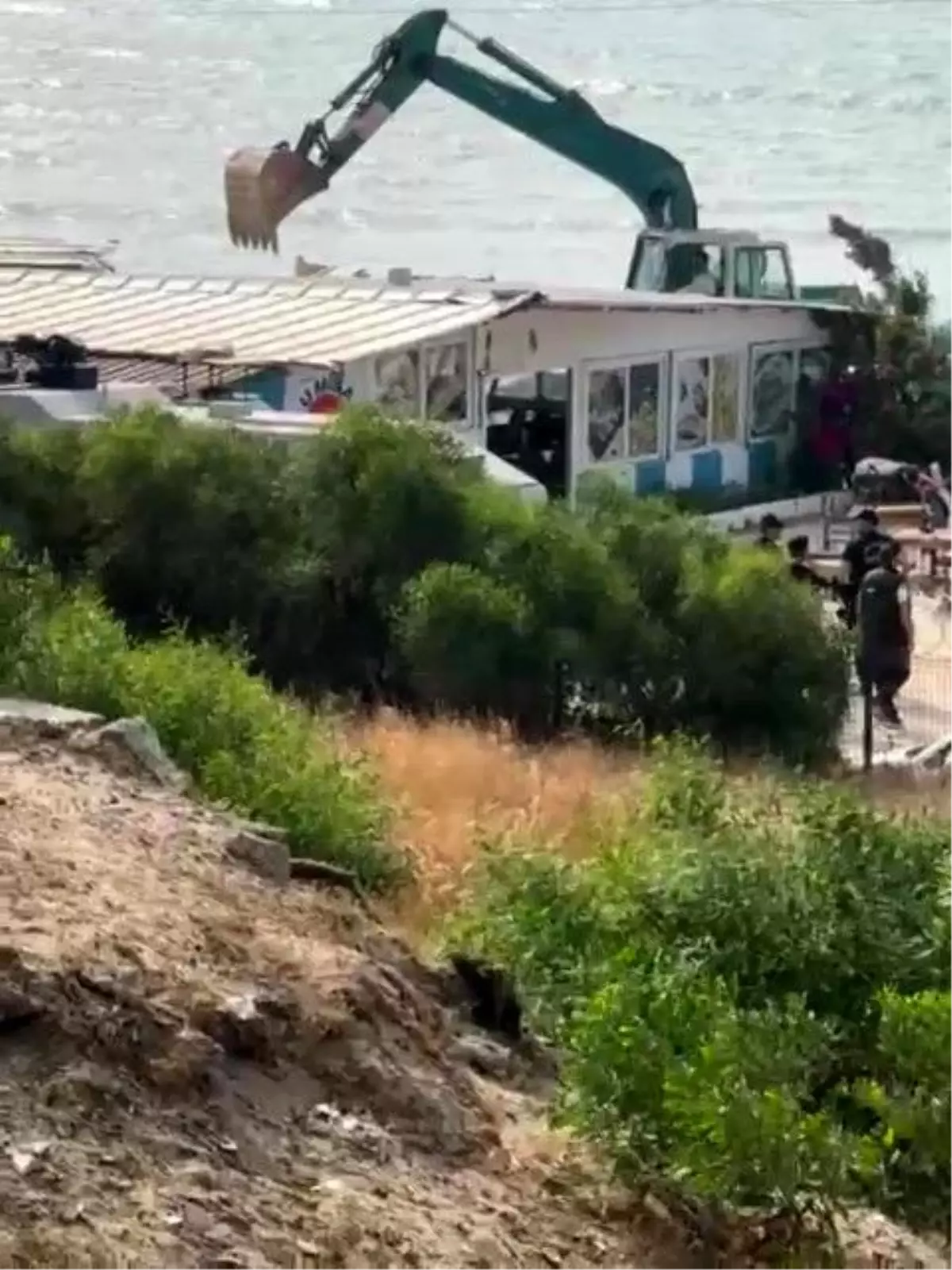 Karataş'ta İzinsiz Baraka Restoranlar Yıkılmaya Başlandı