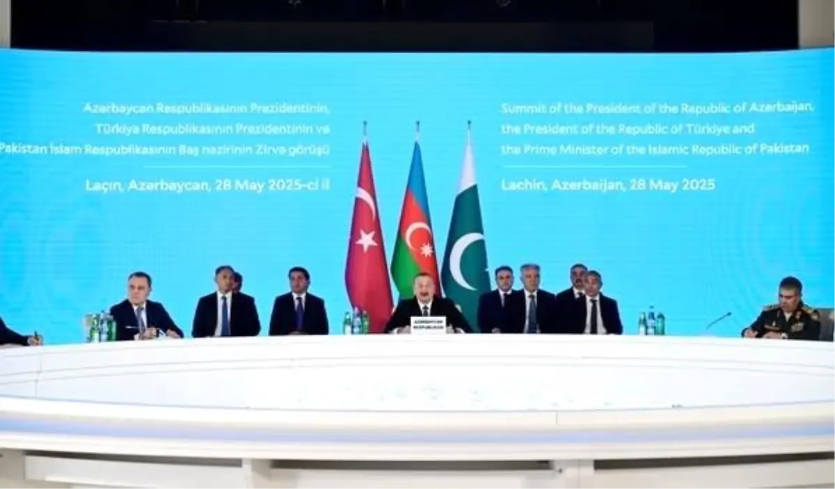Aliyev: 'PKK terör örgütünün silah bırakma kararı, Türkiye devletinin gücünün bir göstergesidir'