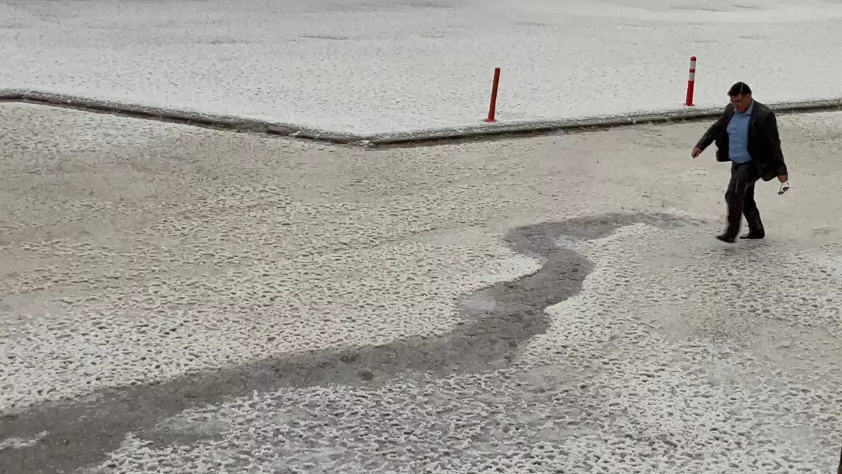 Ardahan'da Dolu Yağışı Kent Merkezini Beyaza Bürüdü