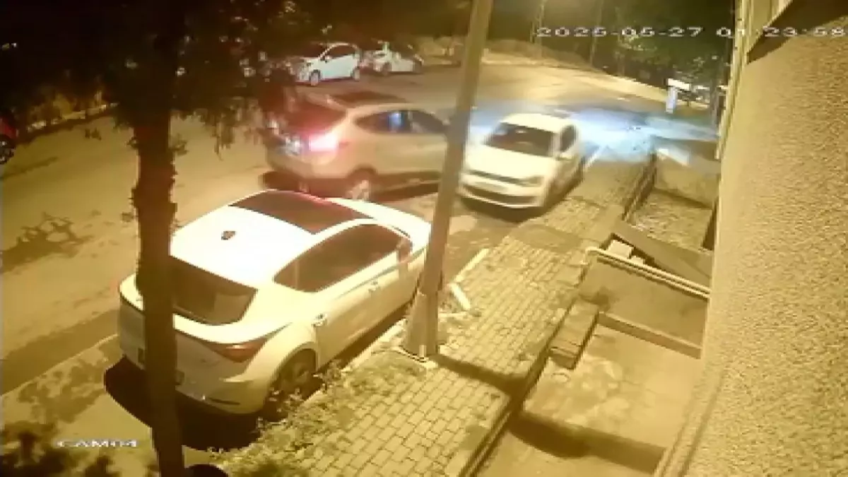 Avcılar'da Kaza: Park Halindeki Araca Çarpan Sürücü Olay Yerinden Ayrıldı
