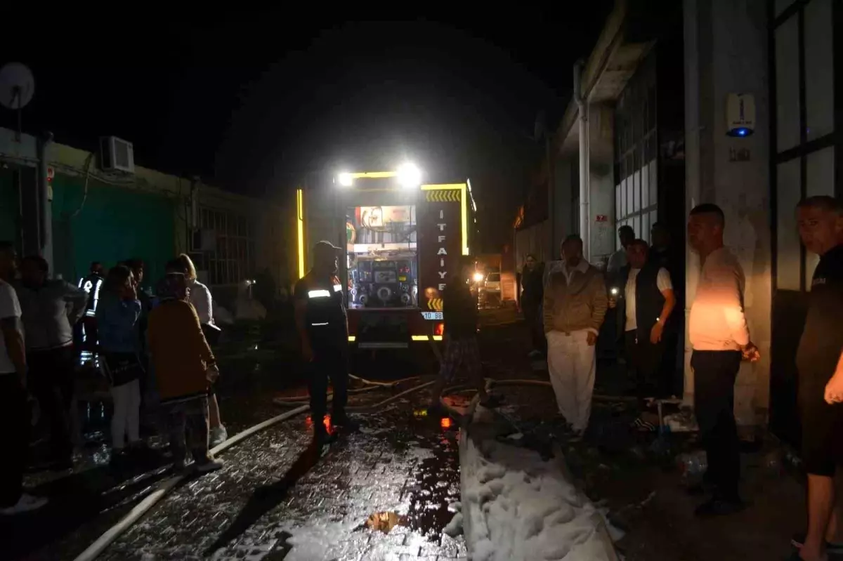Ayvalık'ta Gözlük Üretim Fabrikasında Yangın Çıktı