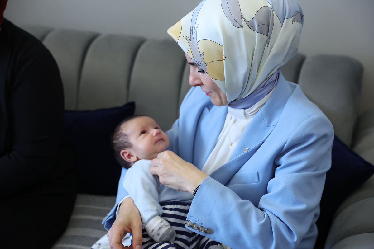 Bakan Göktaş, Doğum Yardımından Faydalanan Aileyi Ziyaret Etti