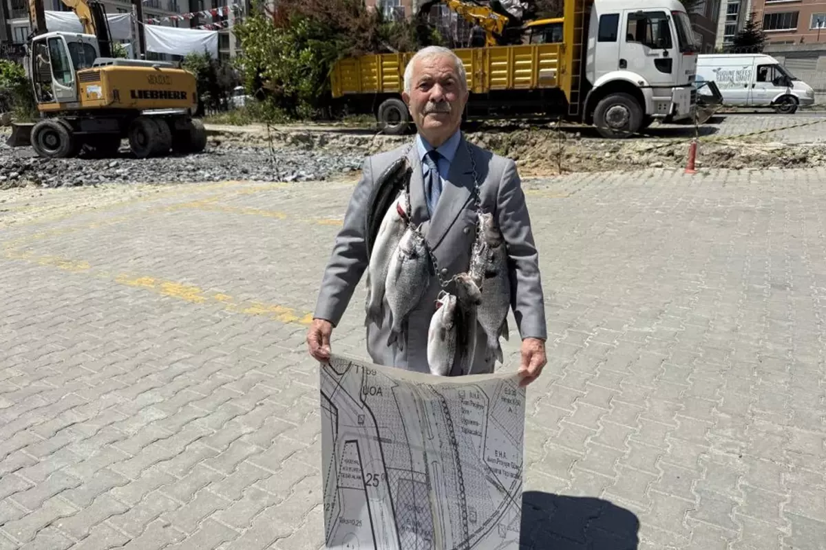 Balıkçı Kenan, boynuna astığı balıklarla Ekrem İmamoğlu'nu protesto etti