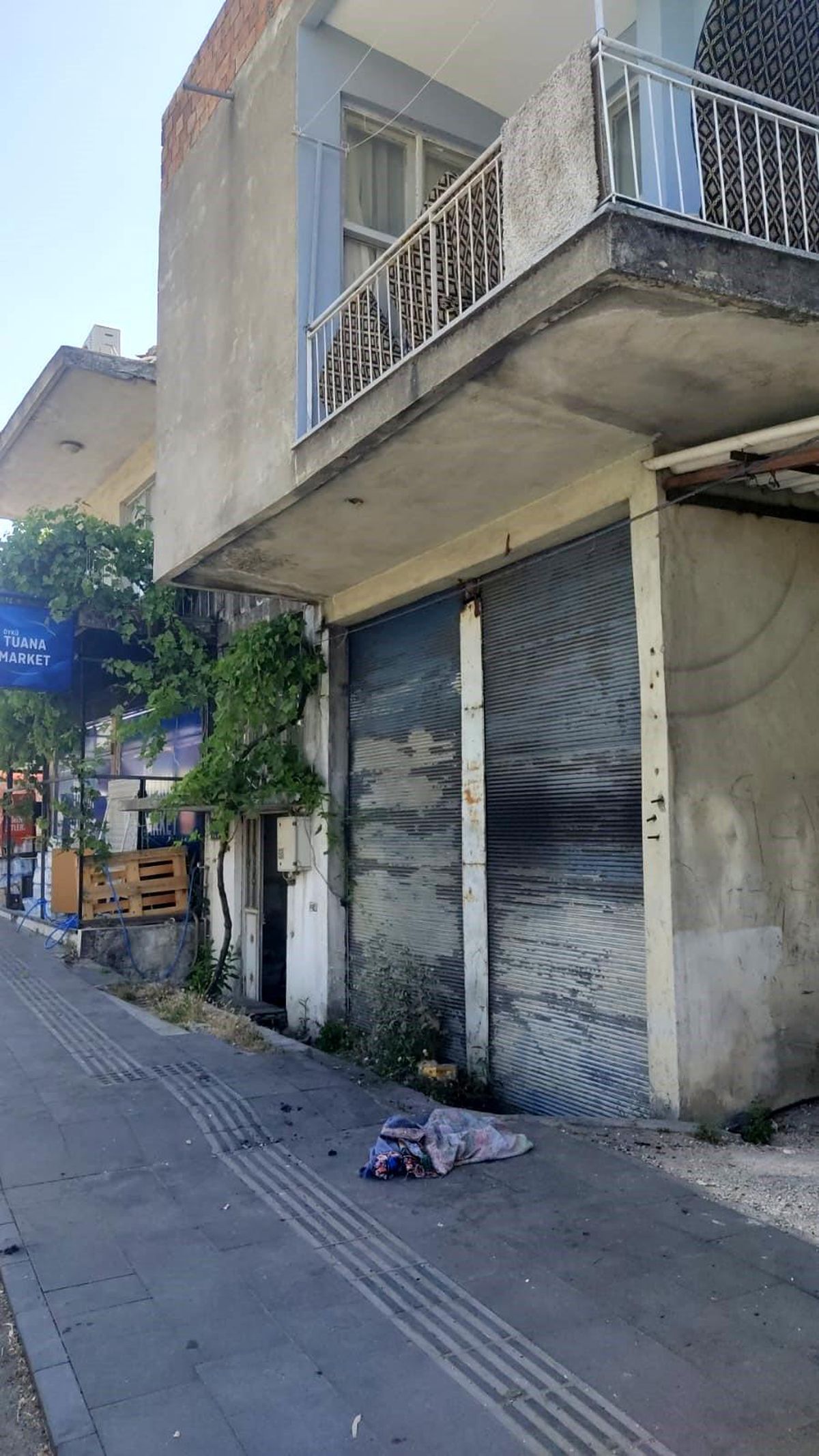 Antalya'da Balkondan Düşen 2 Yaşındaki Çocuk Hayatını Kaybetti