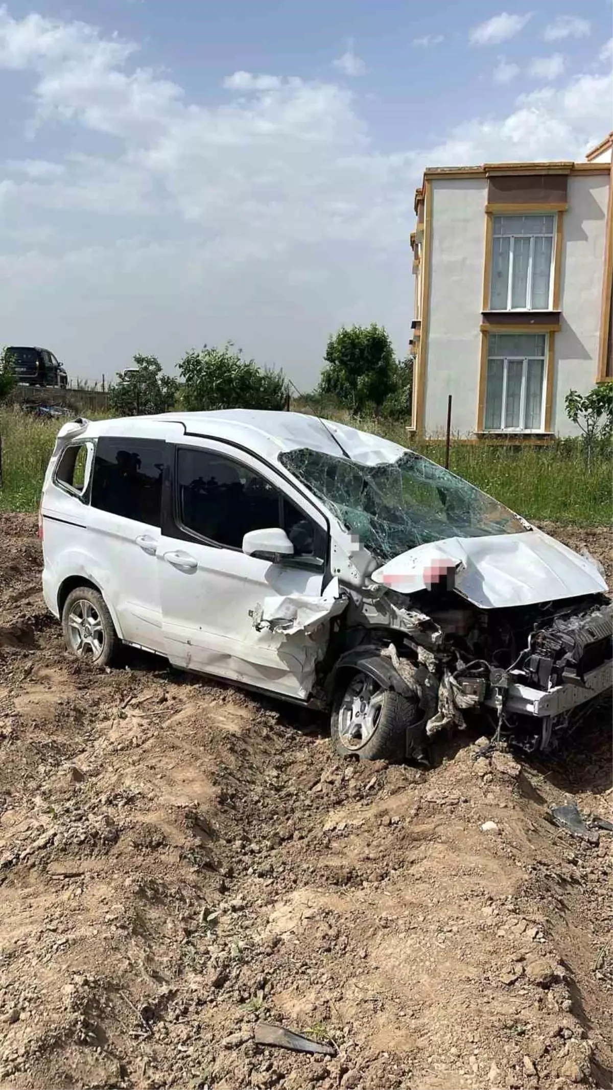 Batman'da Kamyonet Devrildi: 2 Yaralı