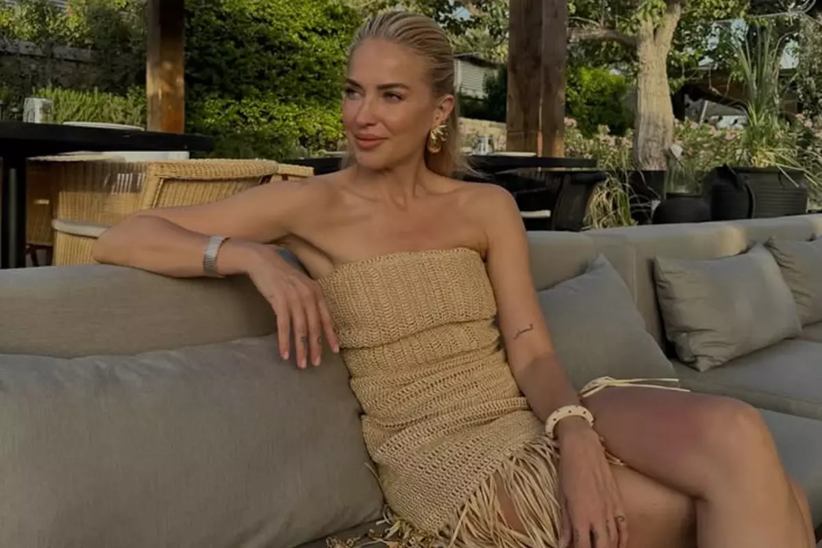 Burcu Esmersoy'dan bikinili şov! Peş peşe 6 farklı modelle kamera karşısında