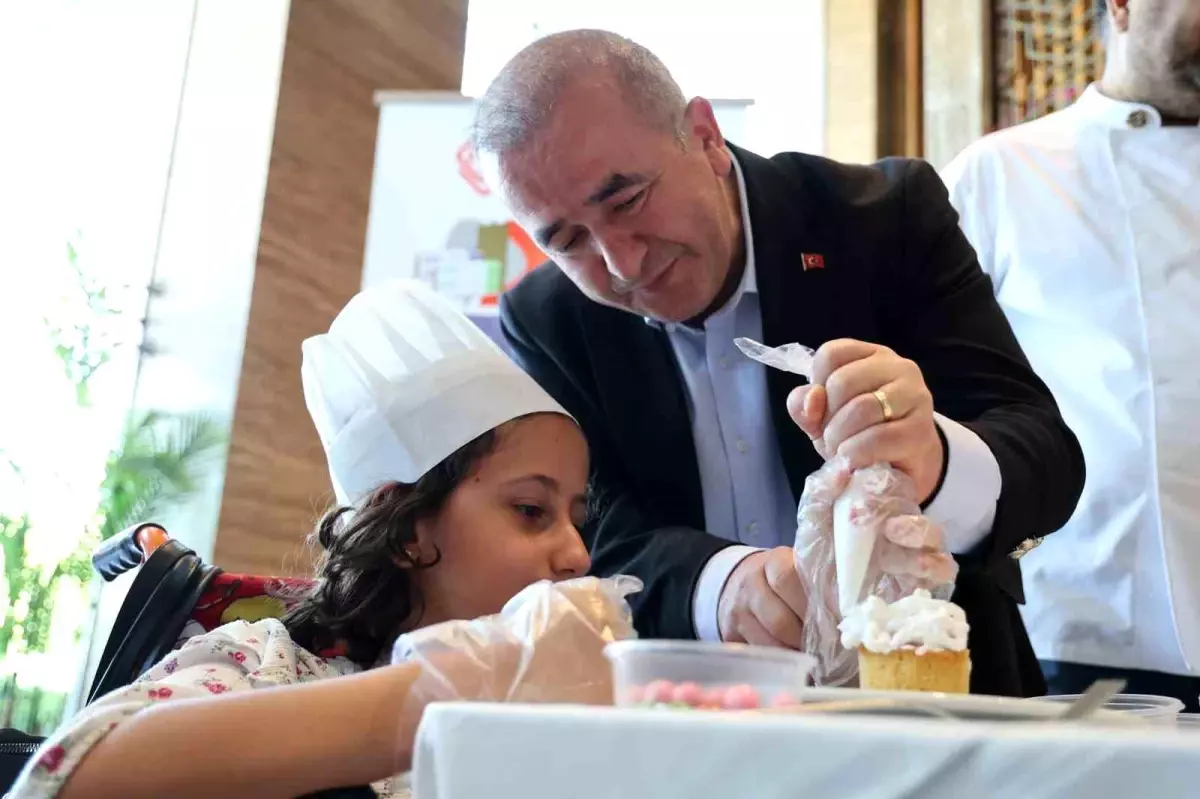 Down Sendromlu Bireyler Pasta Süsleme Yarışmasında Yarıştı