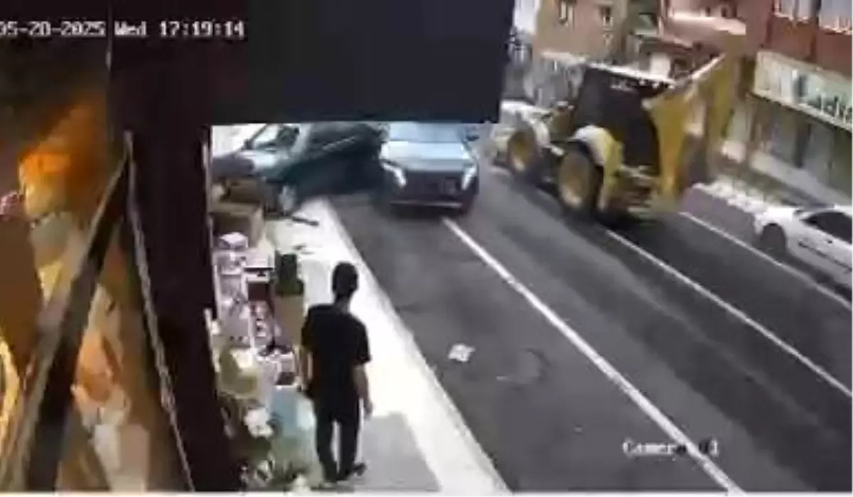 Freni Arızalanan Kepçe, Park Halindeki 4 Araca Çarptı