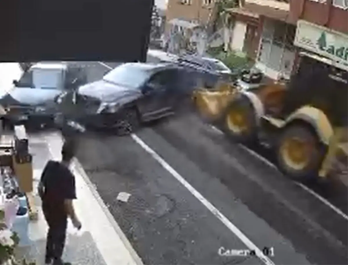 Freni Boşalan İş Makinesi Kazaya Neden Oldu